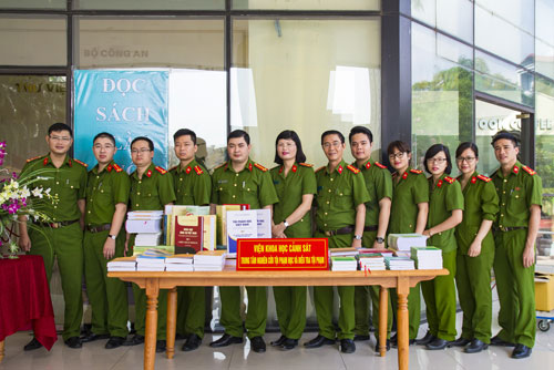 Lãnh đạo, cán bộ Trung tâm NCTP & ĐTTP trong Ngày hội sách của Học viện Cảnh sát Nhân dân